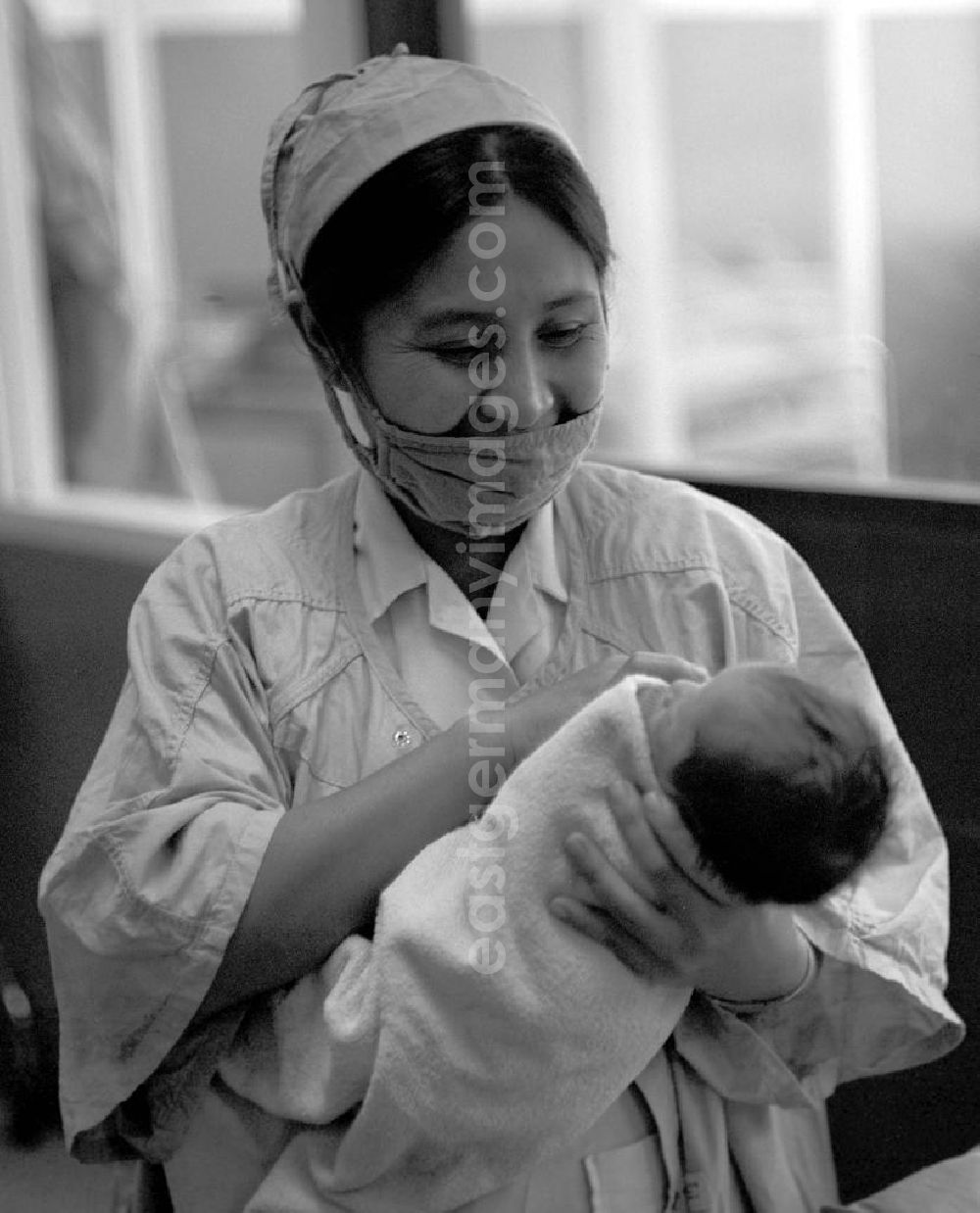 GDR image archive: Vientiane - Neugeborenes auf dem Arm einer Krankenschwester in einem laotischen Krankenhaus.