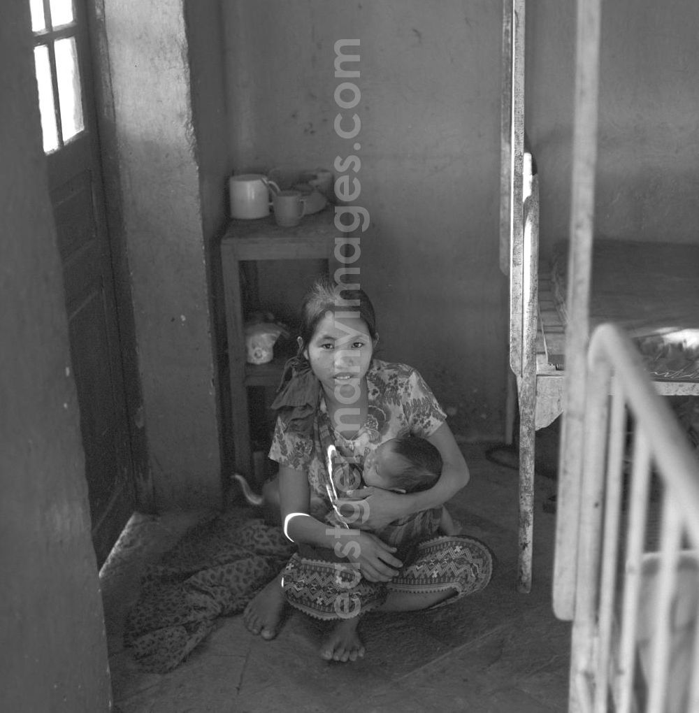 GDR picture archive: Vientiane - Patienten in einem laotischen Krankenhaus in der Demokratischen Volksrepublik Laos.