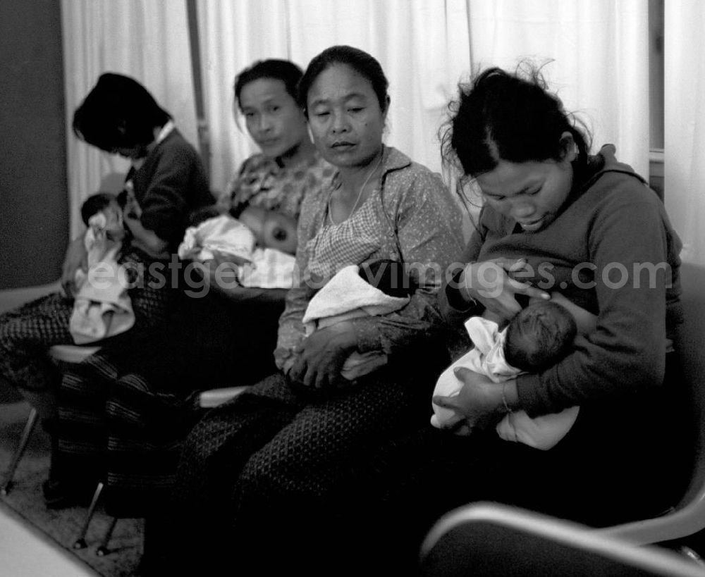 GDR image archive: Vientiane - Mütter stillen ihre Neugeborenen in einem laotischen Krankenhaus in der Demokratischen Volksrepublik Laos.