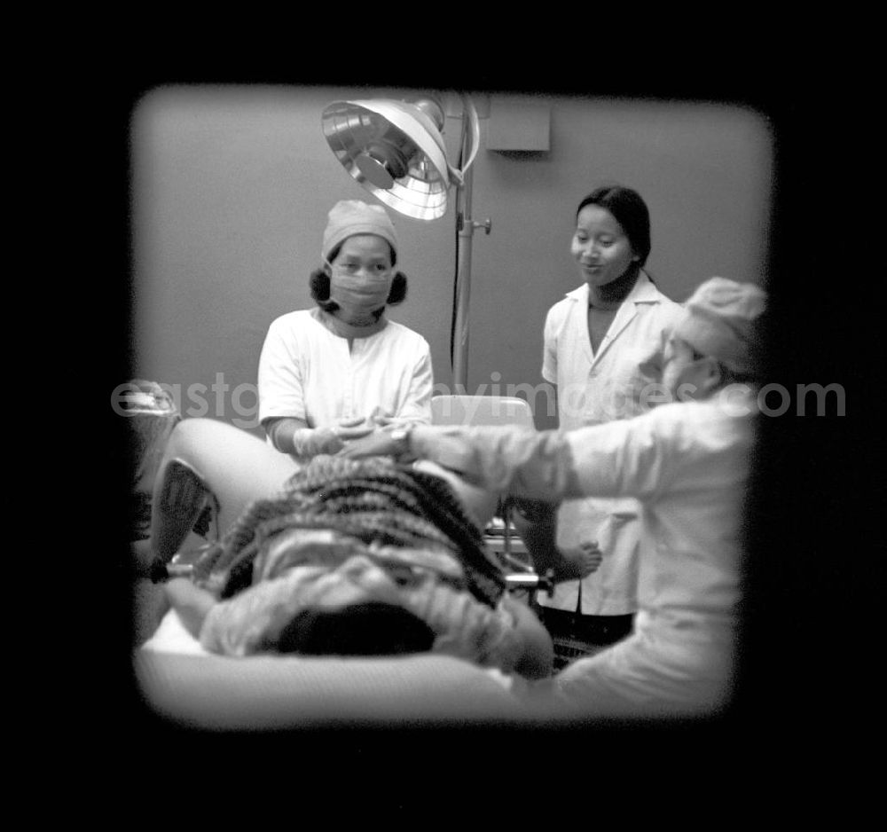 GDR picture archive: Vientiane - Hebamme bei der Entbindung eines Babys in einem laotischen Krankenhaus in der Demokratischen Volksrepublik Laos.