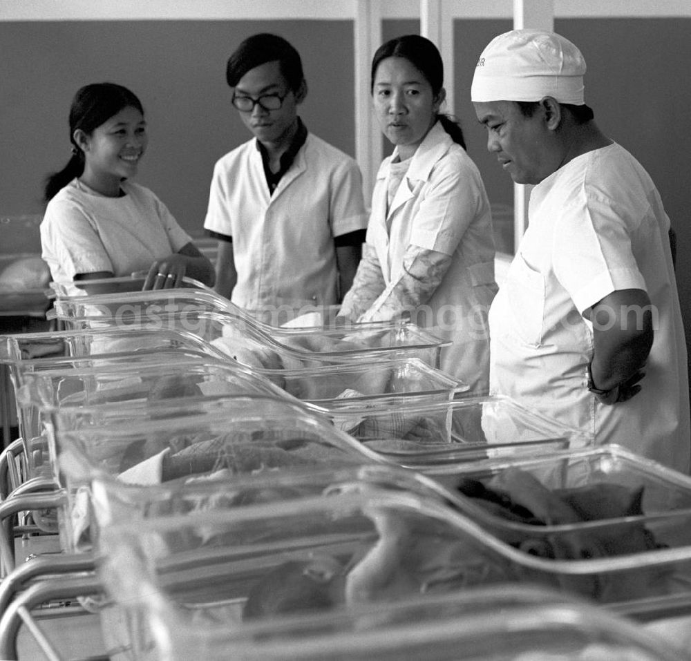 Vientiane: Ärzte und Schwestern bei Neugeborenen in einem laotischen Krankenhaus in der Demokratischen Volksrepublik Laos.