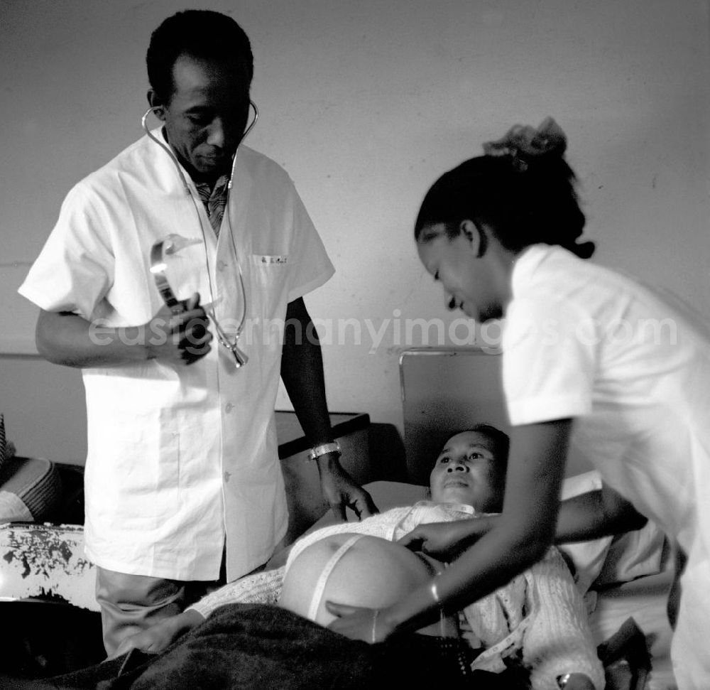 GDR photo archive: Vientiane - Kubanische Ärzte und Schwestern untersuchen eine schwangere Patientin in einem laotischen Krankenhaus in der Demokratischen Volksrepublik Laos.