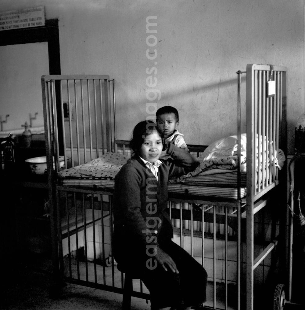 Vientiane: Kleiner Patient in einem laotischen Krankenhaus in der Demokratischen Volksrepublik Laos.