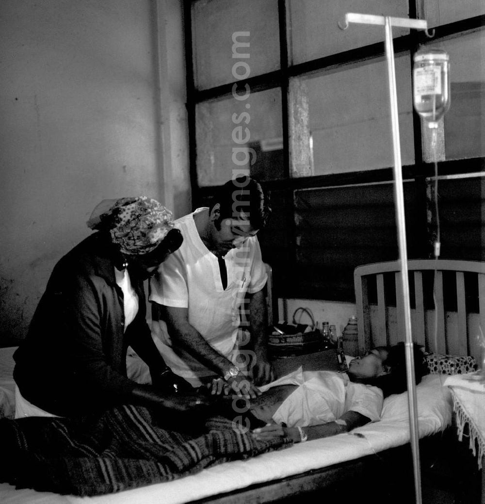 GDR image archive: Vientiane - Ein kubanischer Arzt untersucht eine laotische Patientin in einem laotischen Krankenhaus in der Demokratischen Volksrepublik Laos.