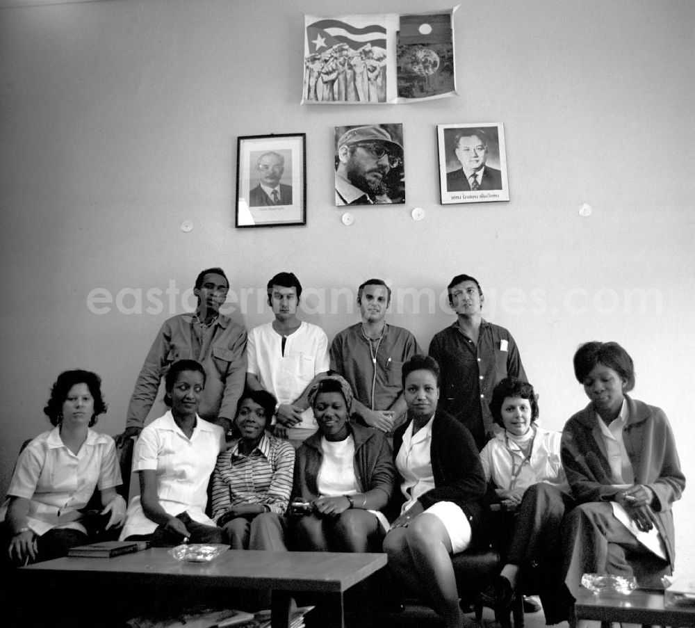 GDR photo archive: Vientiane - Kubanisches Ärzte- und Schwesternteam in einem laotischen Krankenhaus unter den Staatsflaggen von Kuba und Laos sowie Porträts von Fidel Castro und Kaysone Phomvihane in der Demokratischen Volksrepublik Laos.