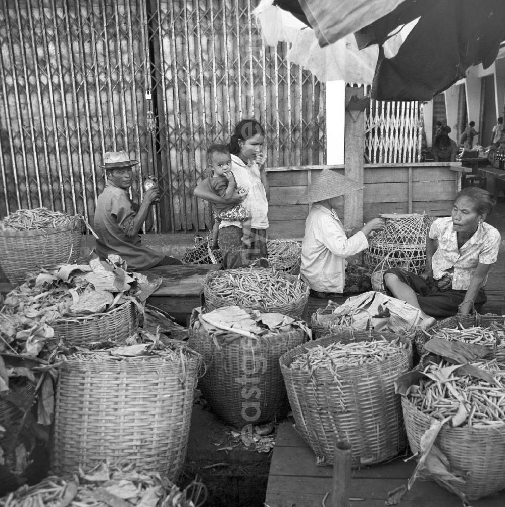 GDR image archive: Vientiane - Marktstand in Vientiane, der Hauptstadt der Demokratischen Volksrepublik Laos.