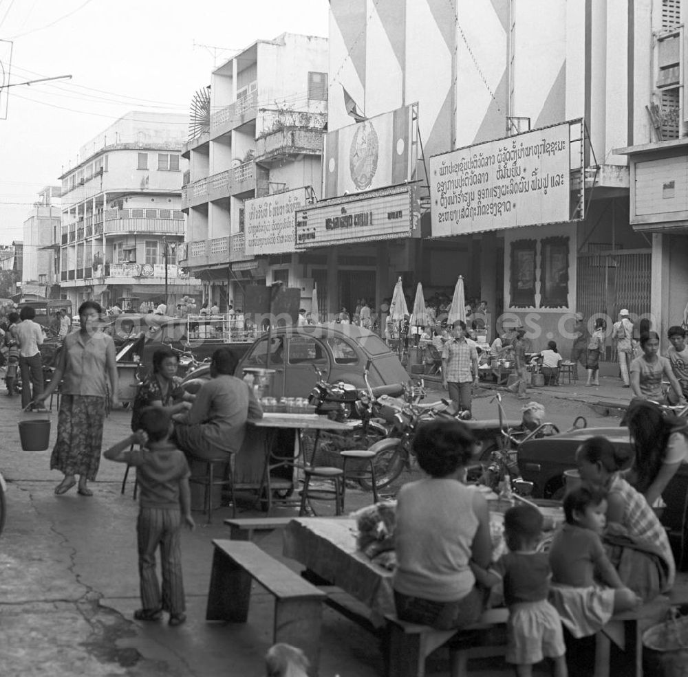 GDR picture archive: Vientiane - Marktszene am Kino in Vientiane, der Hauptstadt der Demokratischen Volksrepublik Laos.