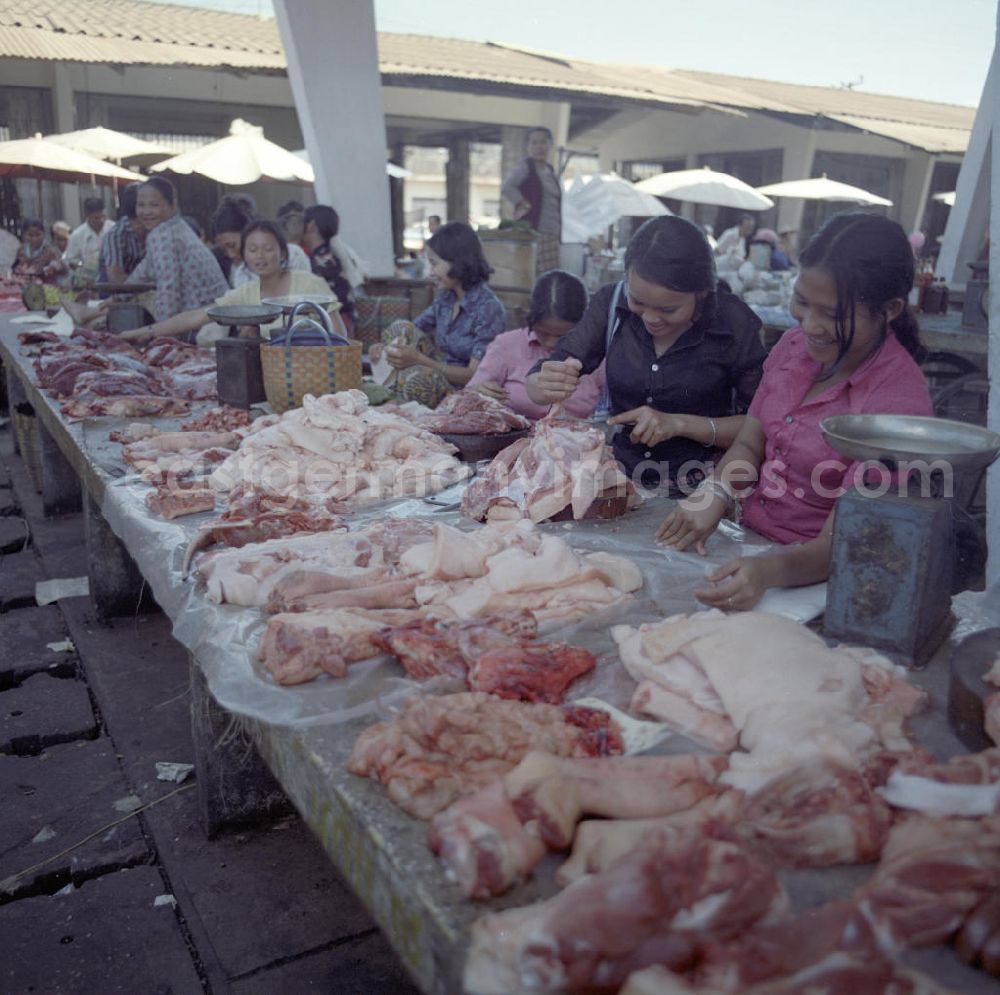 GDR image archive: Vientiane - Marktszene in Vientiane, der Hauptstadt der Demokratischen Volksrepublik Laos.