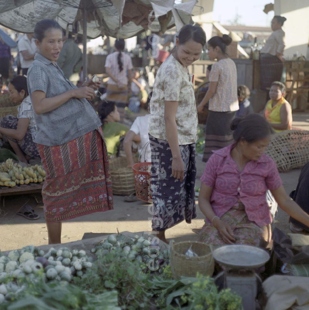 GDR photo archive: Vientiane - Marktszene in Vientiane, der Hauptstadt der Demokratischen Volksrepublik Laos.