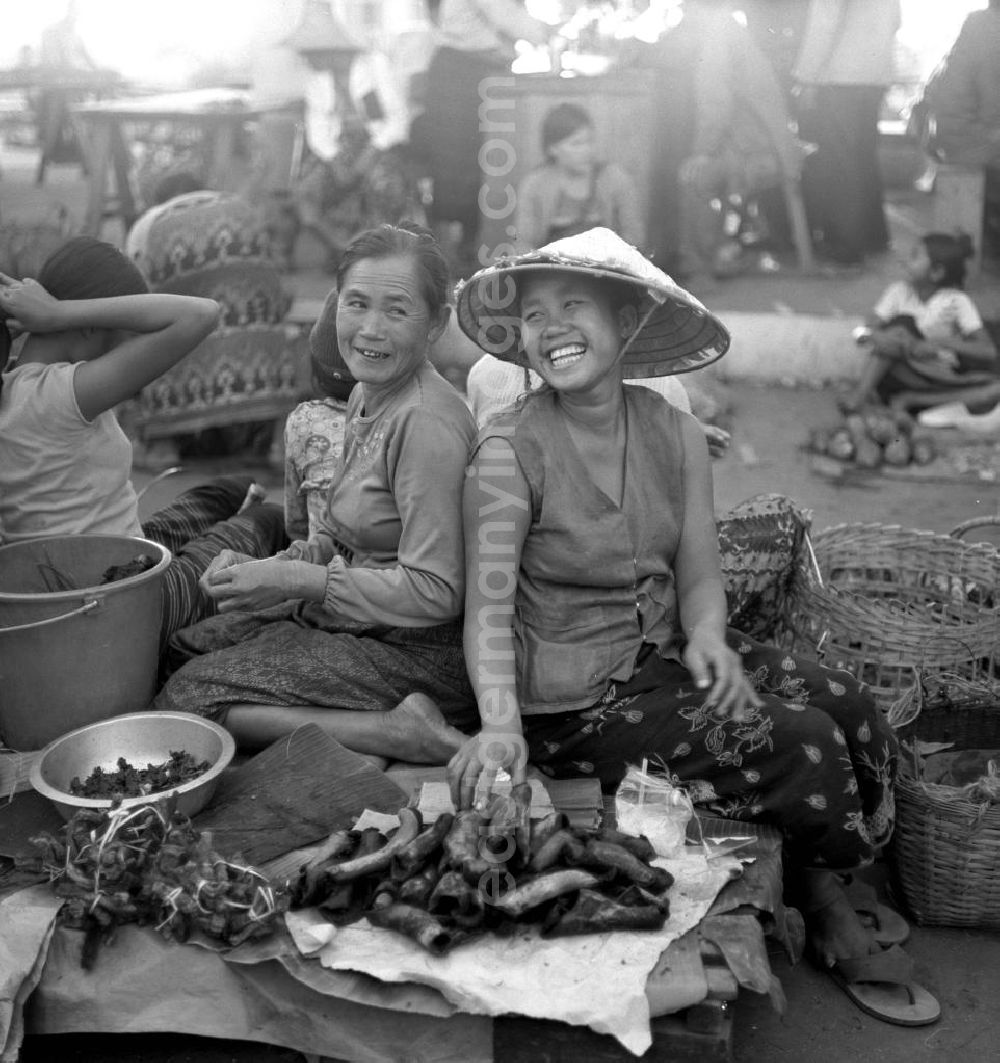GDR picture archive: Vientiane - Marktszene in Vientiane, der Hauptstadt der Demokratischen Volksrepublik Laos.