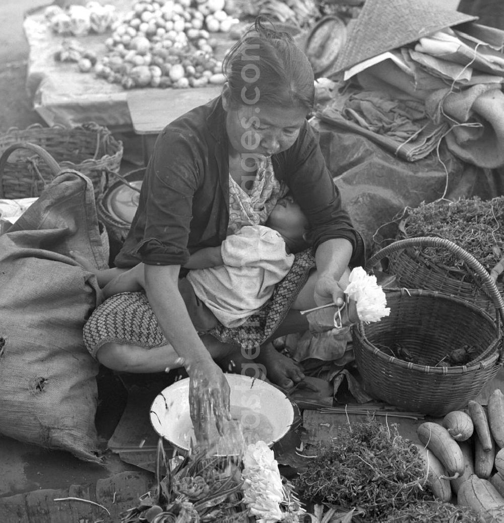 GDR picture archive: Vientiane - Marktszene in Vientiane, der Hauptstadt der Demokratischen Volksrepublik Laos.