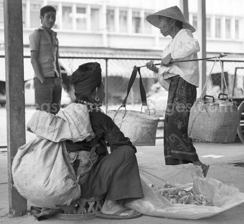 GDR image archive: Vientiane - Eine Frau trägt geschulterte Körbe auf dem Markt in Vientiane, der Hauptstadt der Demokratischen Volksrepublik Laos.