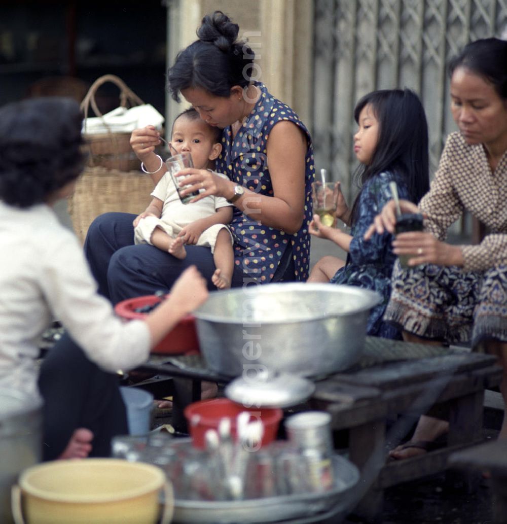 GDR image archive: Vientiane - Frauen mit Kindern auf dem Markt von Vientiane in der Demokratischen Volksrepublik Laos.