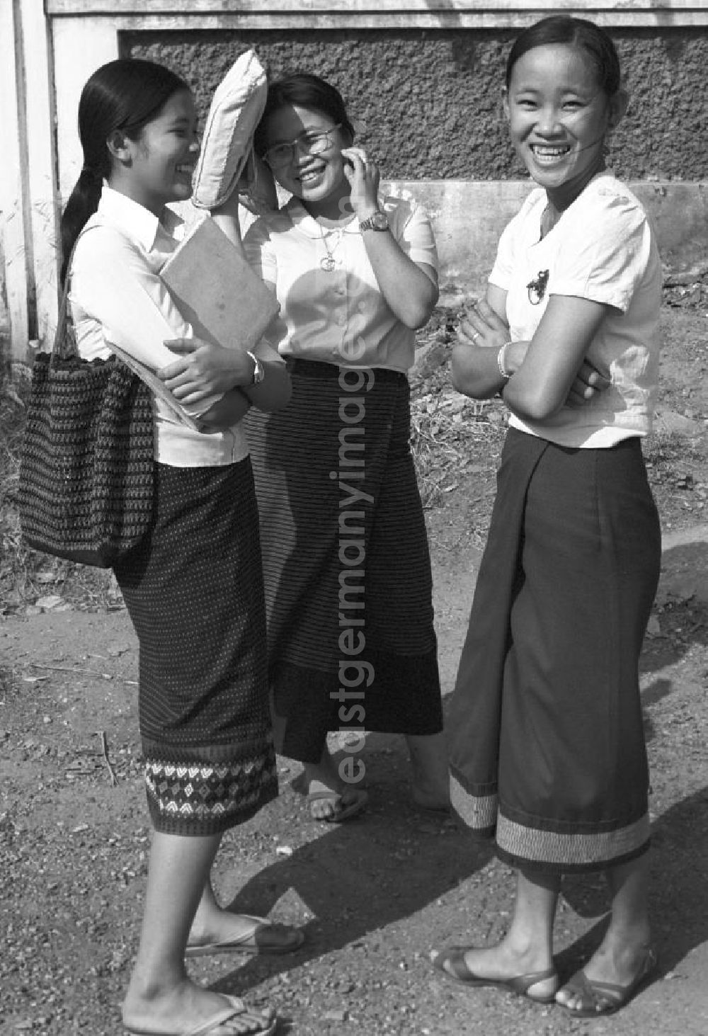 GDR picture archive: Vientiane - Mädchen in Vientiane in der Demokratischen Volksrepublik Laos.