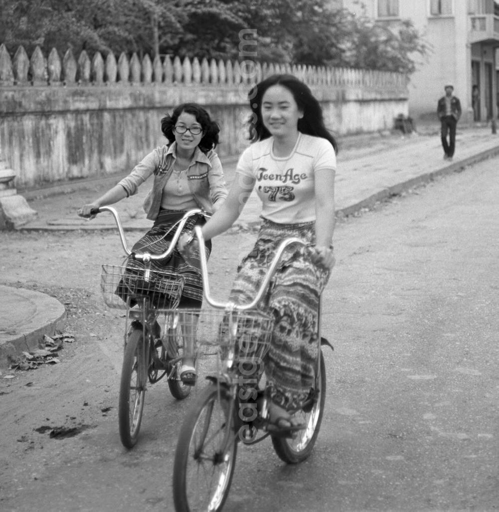 GDR photo archive: Vientiane - Straßenszene mit zwei jungen Mädchen in Vientiane in der Demokratischen Volksrepublik Laos - Teen Age 75 steht auf dem T-Shirt des einen Mädchens geschrieben.