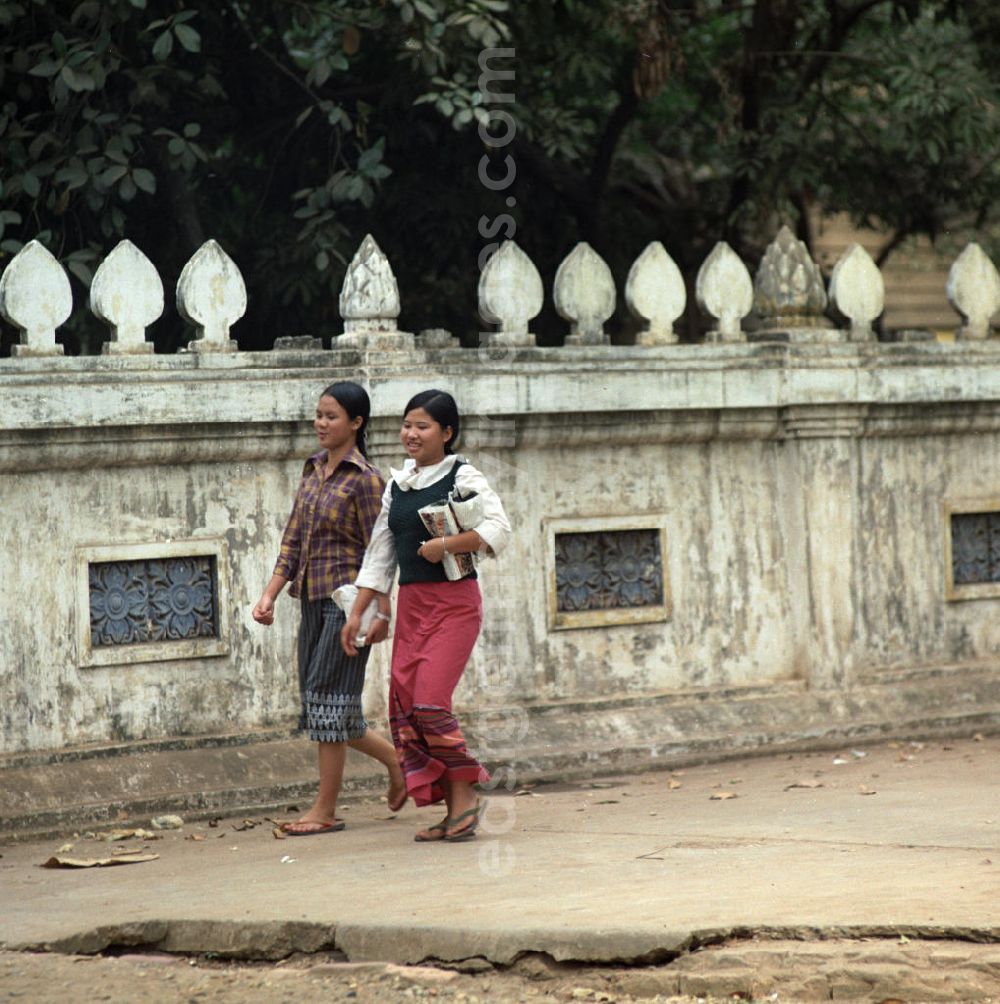 GDR picture archive: Vientiane - Straßenszene mit zwei jungen Mädchen in Vientiane in der Demokratischen Volksrepublik Laos.