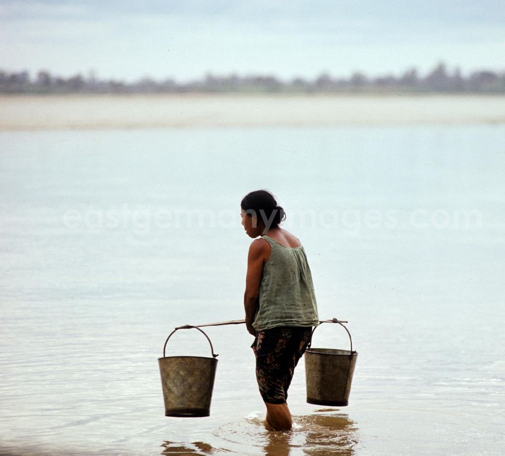 GDR image archive: Ang Nam Ngum - Frau holt mit Eimern Wasser im Fluß Mekong in der Demokratischen Volksrepublik Laos.