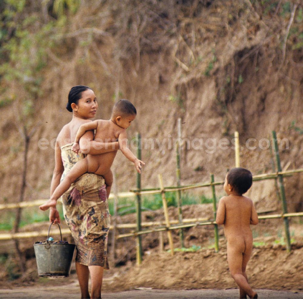 GDR photo archive: Ang Nam Ngum - Frau mit Kindern am Ufer des Flusses Mekong in der Demokratischen Volksrepublik Laos.