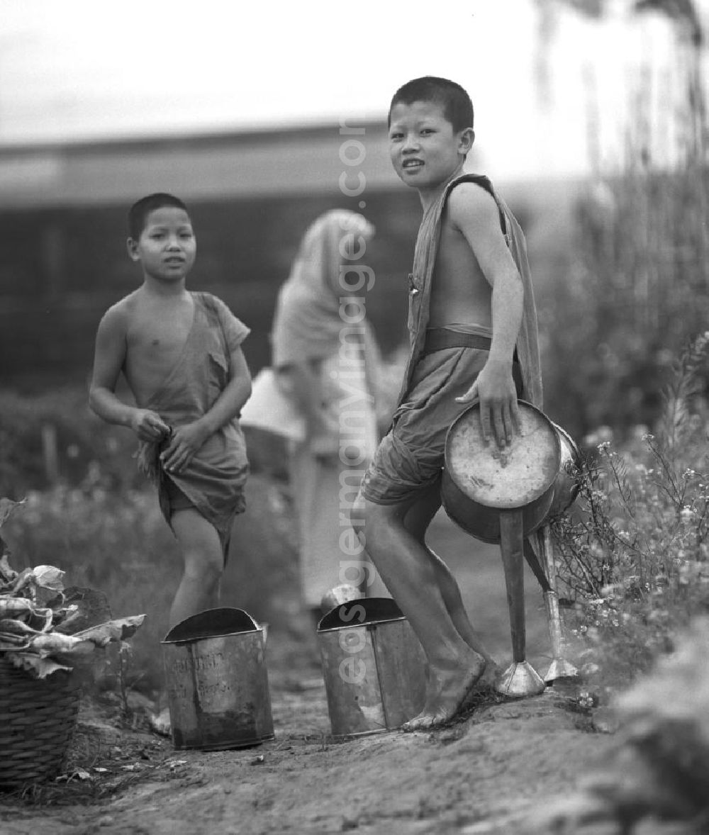 GDR picture archive: Vientiane - Am Ufer des Mekong in Vientiane in der Demokratischen Volksrepublik Laos haben Anwohner kleine Gärten angelegt.