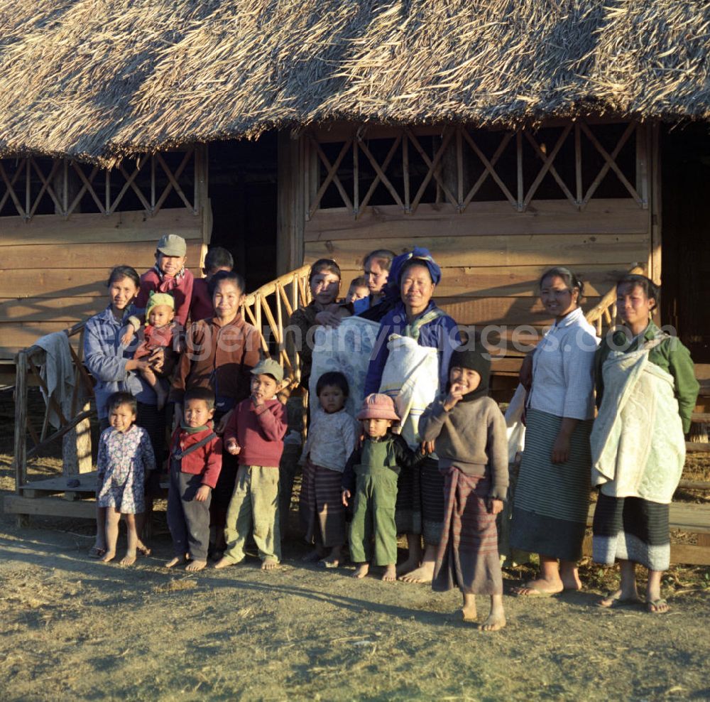 GDR photo archive: Xieng Khouang - Frauen und Kinder aus dem Volksstamm der Meo (auch Hmong) vor einer Hütte an der sogenannten Ebene der Tonkrüge in der Provinz Xieng Khouang in der Demokratischen Volksrepublik Laos. Die Hmong gehörten zu einer infolge des Vietnam-Krieges verfolgten und zurückgezogen lebenden Minderheit in Laos.