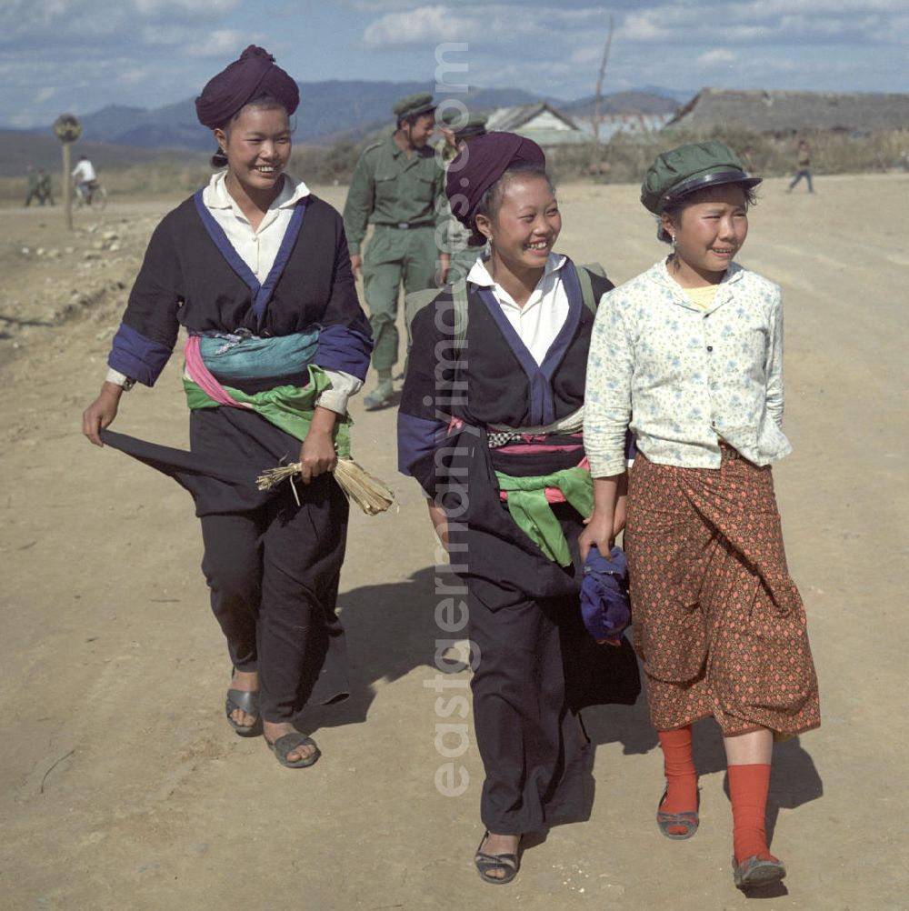 Gdr Image Archive Xieng Khouang Frauen Und Soldaten Aus Dem Volksstamm Der Meo Auch Hmong Auf