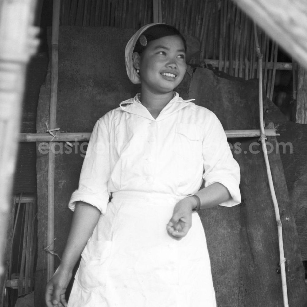 Xieng Khouang: Krankenschwester aus dem Volksstamm der Meo (auch Hmong) im Kreiskrankenhaus in einem Dorf an der sogenannten Ebene der Tonkrüge in der Provinz Xieng Khouang in der Demokratischen Volksrepublik Laos. Die Hmong gehörten zu einer infolge des Vietnam-Krieges verfolgten und zurückgezogen lebenden Minderheit in Laos.