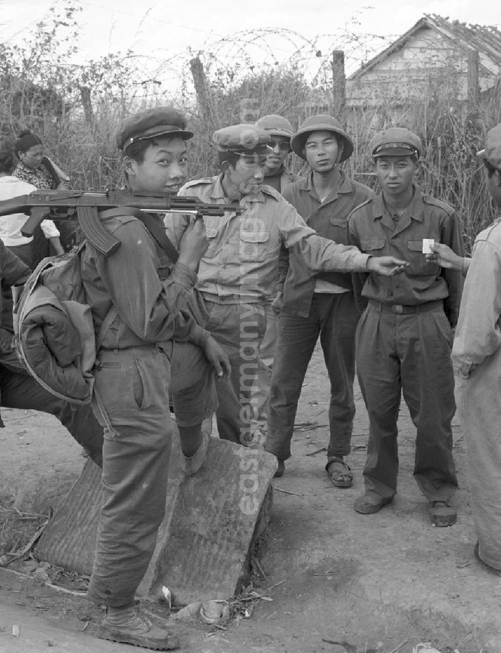 Xieng Khouang: Soldaten aus dem Volksstamm der Meo (auch Hmong) auf einer Straße nahe sogenannten Ebene der Tonkrüge in der Provinz Xieng Khouang in der Demokratischen Volksrepublik Laos. Die Hmong waren im Vietnam-Krieg involviert. In dessen Folge gehörten sie zu einer verfolgten und zurückgezogen lebenden Minderheit in Laos.