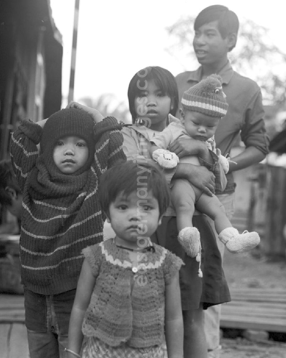 GDR image archive: Vientiane - Kinder aus dem Volksstamm der Meo, auch Hmong genannt, in Vientiane, der Hauptstadt der Demokratischen Volksrepublik Laos. Die Hmong gehörten zu einer infolge des Vietnam-Krieges verfolgten und zurückgezogen lebenden Minderheit in Laos.