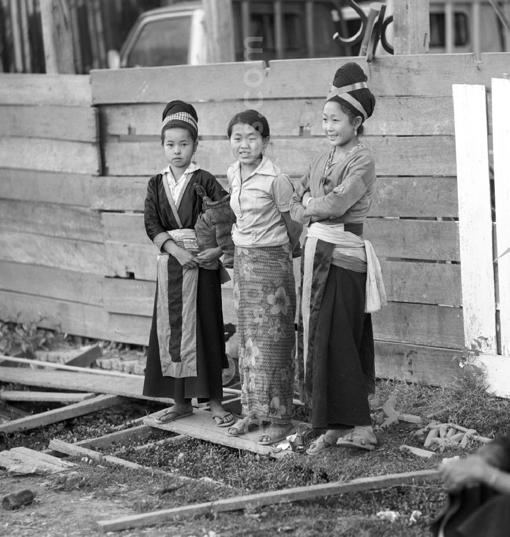 GDR photo archive: Vientiane - Mädchen aus dem Volksstamm der Meo, auch Hmong genannt, in Vientiane, der Hauptstadt der Demokratischen Volksrepublik Laos. Die Hmong gehörten zu einer infolge des Vietnam-Krieges verfolgten und zurückgezogen lebenden Minderheit in Laos.