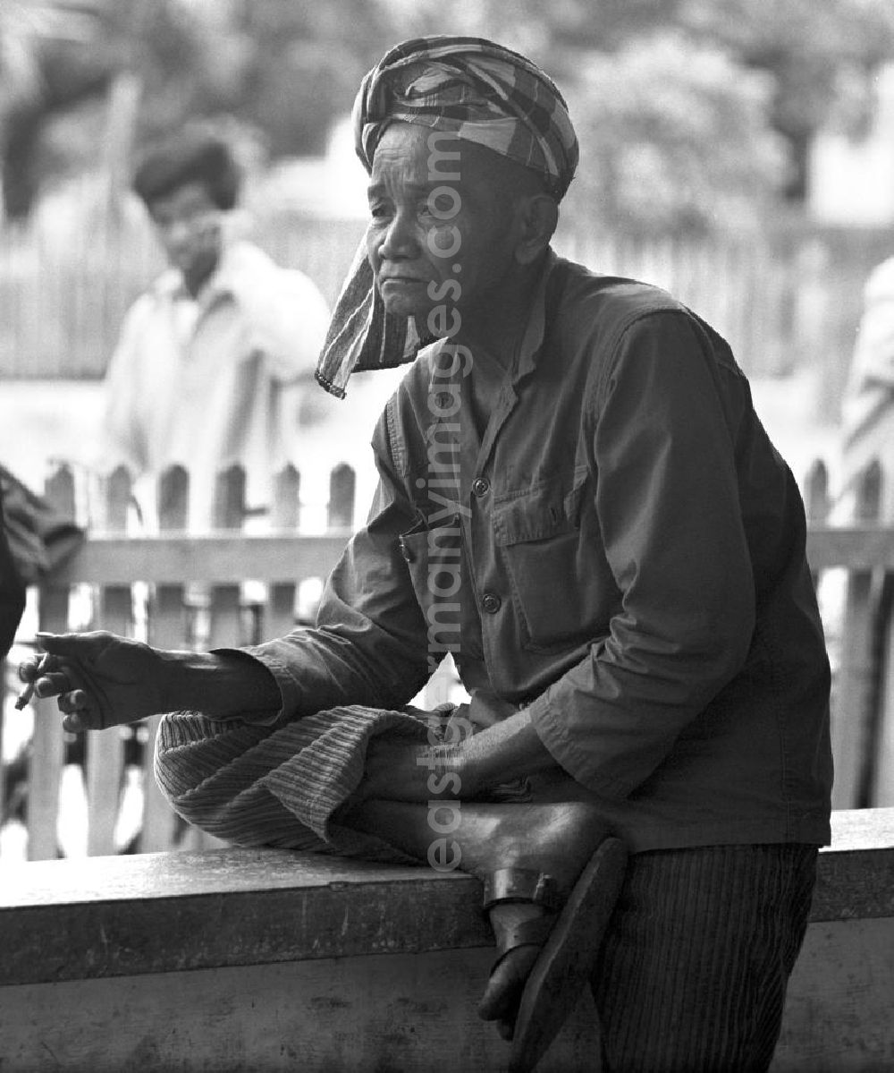 GDR image archive: Vientiane - Alter Mann in Vientiane, der Hauptstadt der Demokratischen Volksrepublik Laos.
