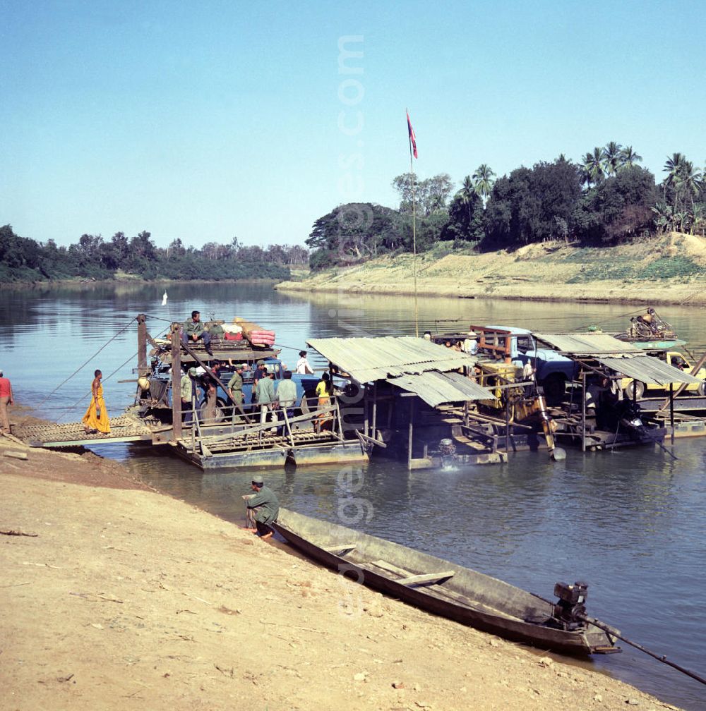 GDR photo archive: Ang Nam Ngum - Fähre über den Nam-Ngum-Fluß in der Demokratischen Volksrepublik Laos.