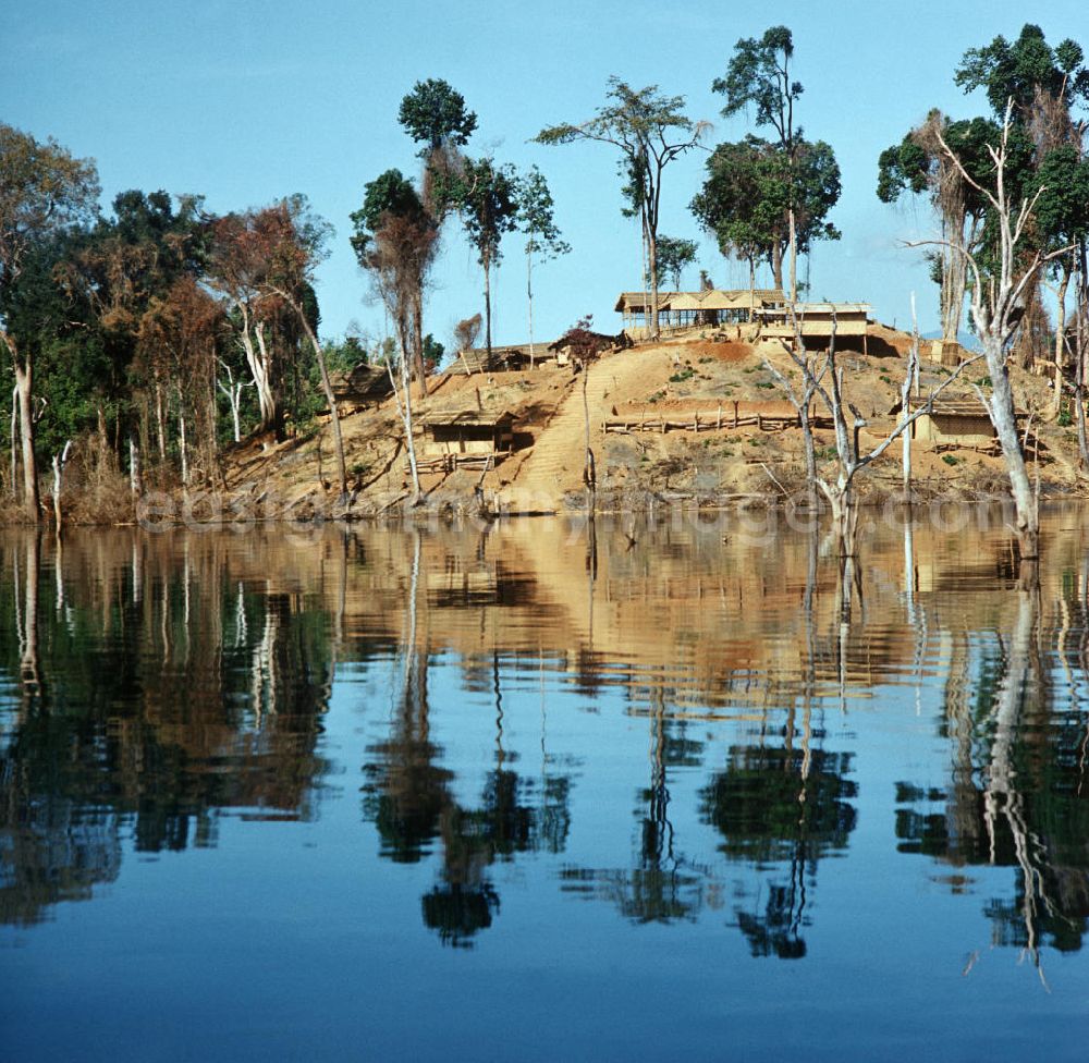 GDR image archive: Ang Nam Ngum - Häuser auf Stelzen am Ufer des Nam-Ngum-Stausees in der Demokratischen Volksrepublik Laos. Das Nam Ngum Reservoir entstand mit der Fertigstellung des gleichnamigen Staudamms im Jahr 1971. Heute leben die Einheimischen v.a. vom Tourismus und von den Holzvorräten, die Anfang der 7