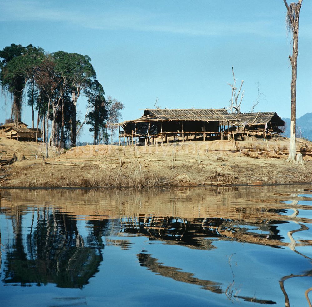 GDR photo archive: Ang Nam Ngum - Häuser auf Stelzen am Ufer des Nam-Ngum-Stausees in der Demokratischen Volksrepublik Laos. Das Nam Ngum Reservoir entstand mit der Fertigstellung des gleichnamigen Staudamms im Jahr 1971. Heute leben die Einheimischen v.a. vom Tourismus und von den Holzvorräten, die Anfang der 7