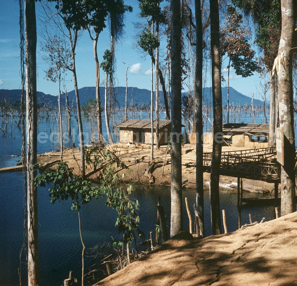 Ang Nam Ngum: Häuser auf Stelzen am Ufer des Nam-Ngum-Stausees in der Demokratischen Volksrepublik Laos. Das Nam Ngum Reservoir entstand mit der Fertigstellung des gleichnamigen Staudamms im Jahr 1971. Heute leben die Einheimischen v.a. vom Tourismus und von den Holzvorräten, die Anfang der 7