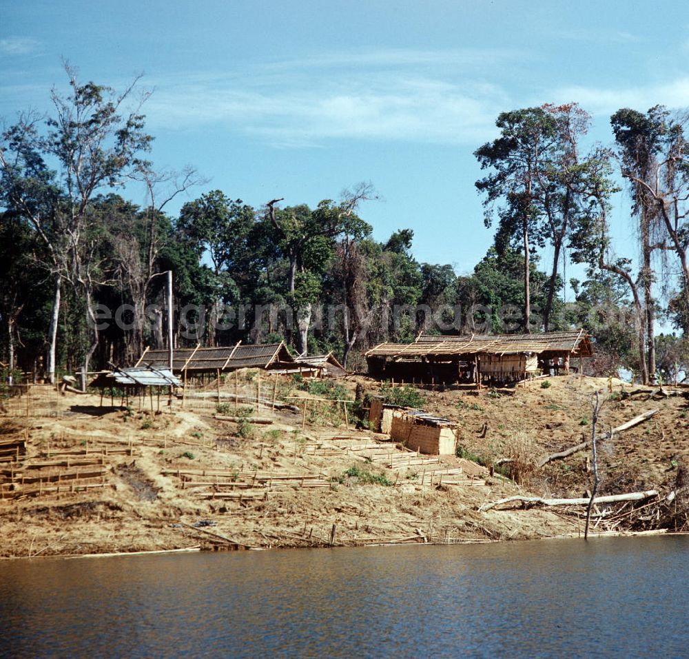 GDR image archive: Ang Nam Ngum - Häuser auf Stelzen am Ufer des Nam-Ngum-Stausees in der Demokratischen Volksrepublik Laos. Das Nam Ngum Reservoir entstand mit der Fertigstellung des gleichnamigen Staudamms im Jahr 1971. Heute leben die Einheimischen v.a. vom Tourismus und von den Holzvorräten, die Anfang der 7