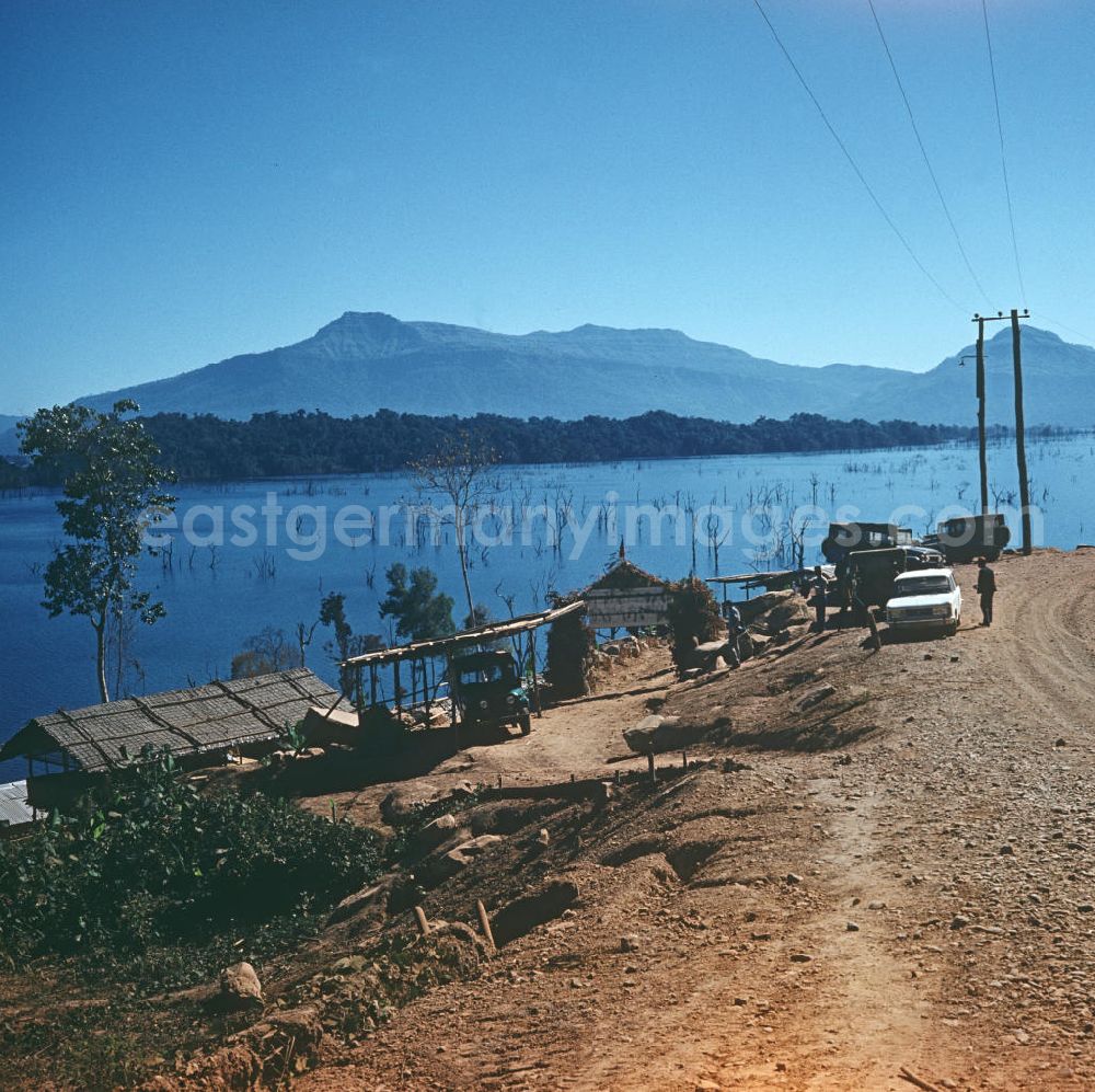 GDR photo archive: Ang Nam Ngum - Häuser auf Stelzen am Ufer des Nam-Ngum-Stausees in der Demokratischen Volksrepublik Laos. Das Nam Ngum Reservoir entstand mit der Fertigstellung des gleichnamigen Staudamms im Jahr 1971. Heute leben die Einheimischen v.a. vom Tourismus und von den Holzvorräten, die Anfang der 7