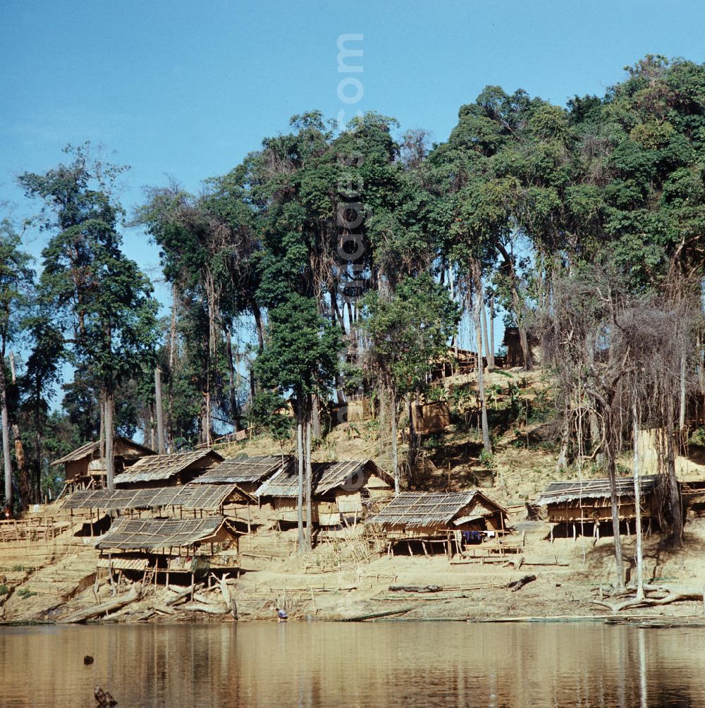 GDR picture archive: Ang Nam Ngum - Häuser auf Stelzen am Ufer des Nam-Ngum-Stausees in der Demokratischen Volksrepublik Laos. Das Nam Ngum Reservoir entstand mit der Fertigstellung des gleichnamigen Staudamms im Jahr 1971. Heute leben die Einheimischen v.a. vom Tourismus und von den Holzvorräten, die Anfang der 7