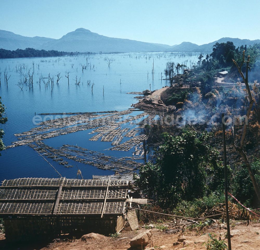 GDR image archive: Ang Nam Ngum - Bootsanlegestelle am Ufer des Nam-Ngum-Stausees in der Demokratischen Volksrepublik Laos. Das Nam Ngum Reservoir entstand mit der Fertigstellung des gleichnamigen Staudamms im Jahr 1971. Heute leben die Einheimischen v.a. vom Tourismus und von den Holzvorräten, die Anfang der 7