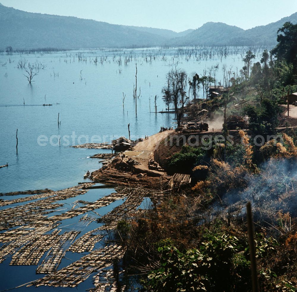 GDR photo archive: Ang Nam Ngum - Bootsanlegestelle am Ufer des Nam-Ngum-Stausees in der Demokratischen Volksrepublik Laos. Das Nam Ngum Reservoir entstand mit der Fertigstellung des gleichnamigen Staudamms im Jahr 1971. Heute leben die Einheimischen v.a. vom Tourismus und von den Holzvorräten, die Anfang der 7