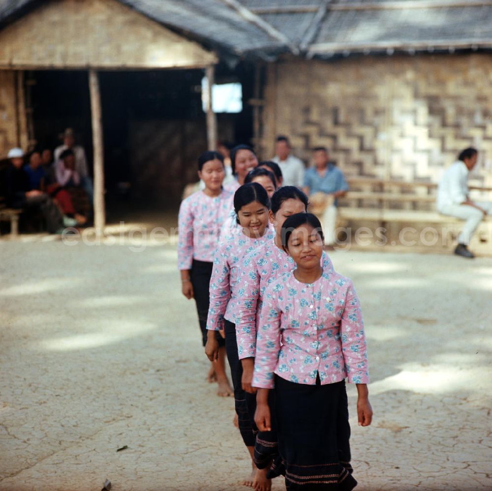 GDR image archive: Ang Nam Ngum - Frauen auf der Fraueninsel Don Nang im Nam-Ngum-Stausee in der Demokratischen Volksrepublik Laos. Das Nam Ngum Reservoir entstand mit der Fertigstellung des gleichnamigen Staudamms im Jahr 1971. Die im See liegenden Inseln dienten in den 7