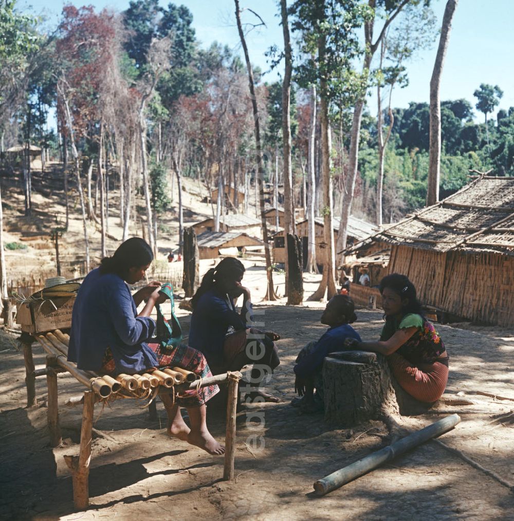 GDR picture archive: Ang Nam Ngum - Frauen auf der Fraueninsel Don Nang im Nam-Ngum-Stausee in der Demokratischen Volksrepublik Laos. Das Nam Ngum Reservoir entstand mit der Fertigstellung des gleichnamigen Staudamms im Jahr 1971. Die im See liegenden Inseln dienten in den 7
