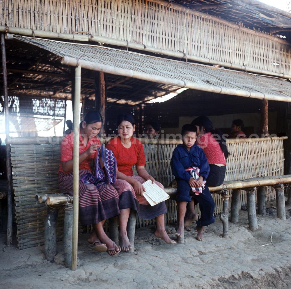 Ang Nam Ngum: Frauen und Kinder auf der Fraueninsel Don Nang im Nam-Ngum-Stausee in der Demokratischen Volksrepublik Laos. Das Nam Ngum Reservoir entstand mit der Fertigstellung des gleichnamigen Staudamms im Jahr 1971. Die im See liegenden Inseln dienten in den 7