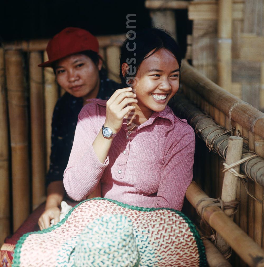 GDR image archive: Ang Nam Ngum - Frauen auf der Fraueninsel Don Nang im Nam-Ngum-Stausee in der Demokratischen Volksrepublik Laos. Das Nam Ngum Reservoir entstand mit der Fertigstellung des gleichnamigen Staudamms im Jahr 1971. Die im See liegenden Inseln dienten in den 7