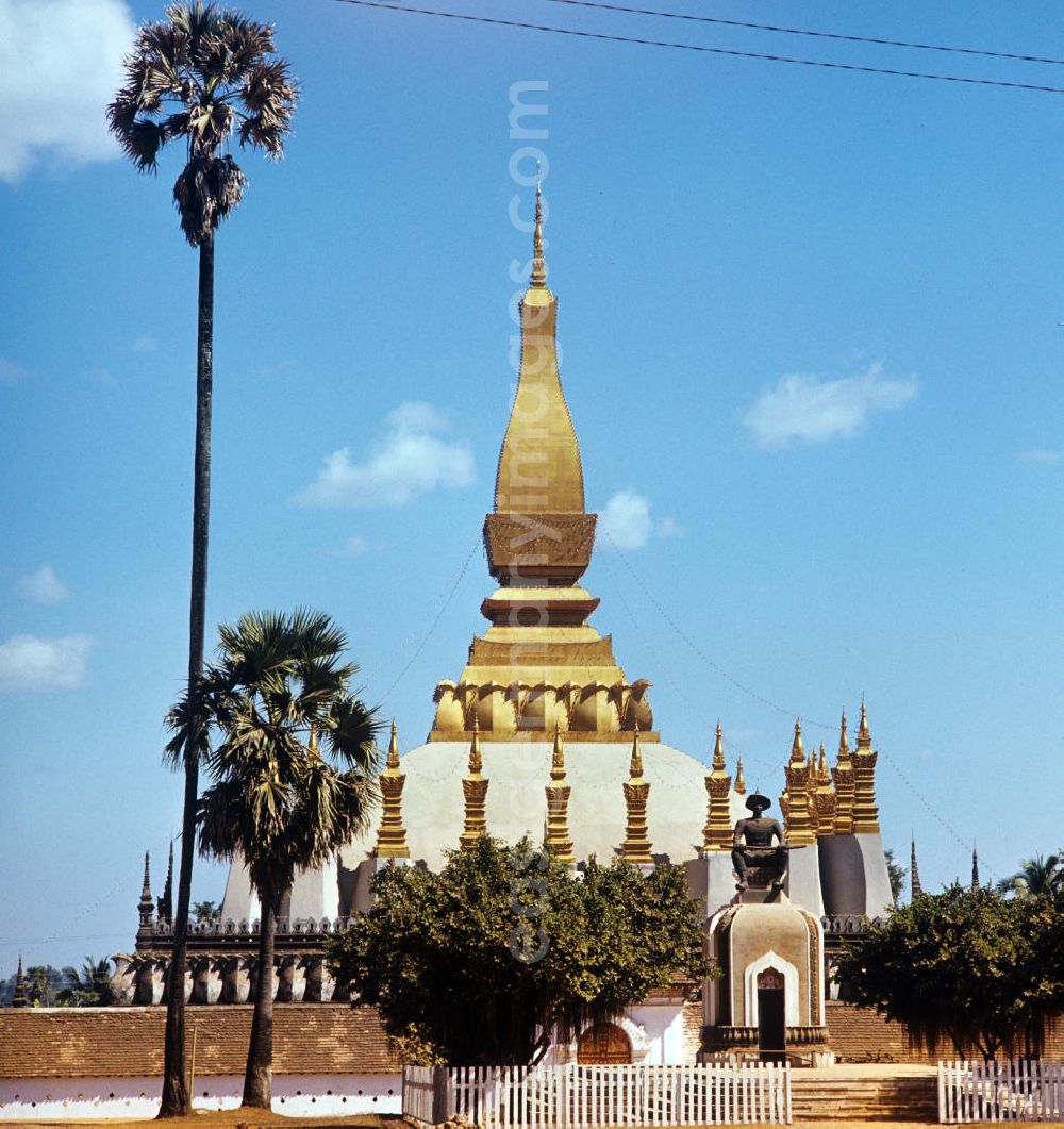 GDR image archive: Vientiane - Statue des König Setthathirat vor der goldenen Stupa Pha That Luang in Vientiane, der Hauptstadt der Demokratischen Volksrepublik Laos.