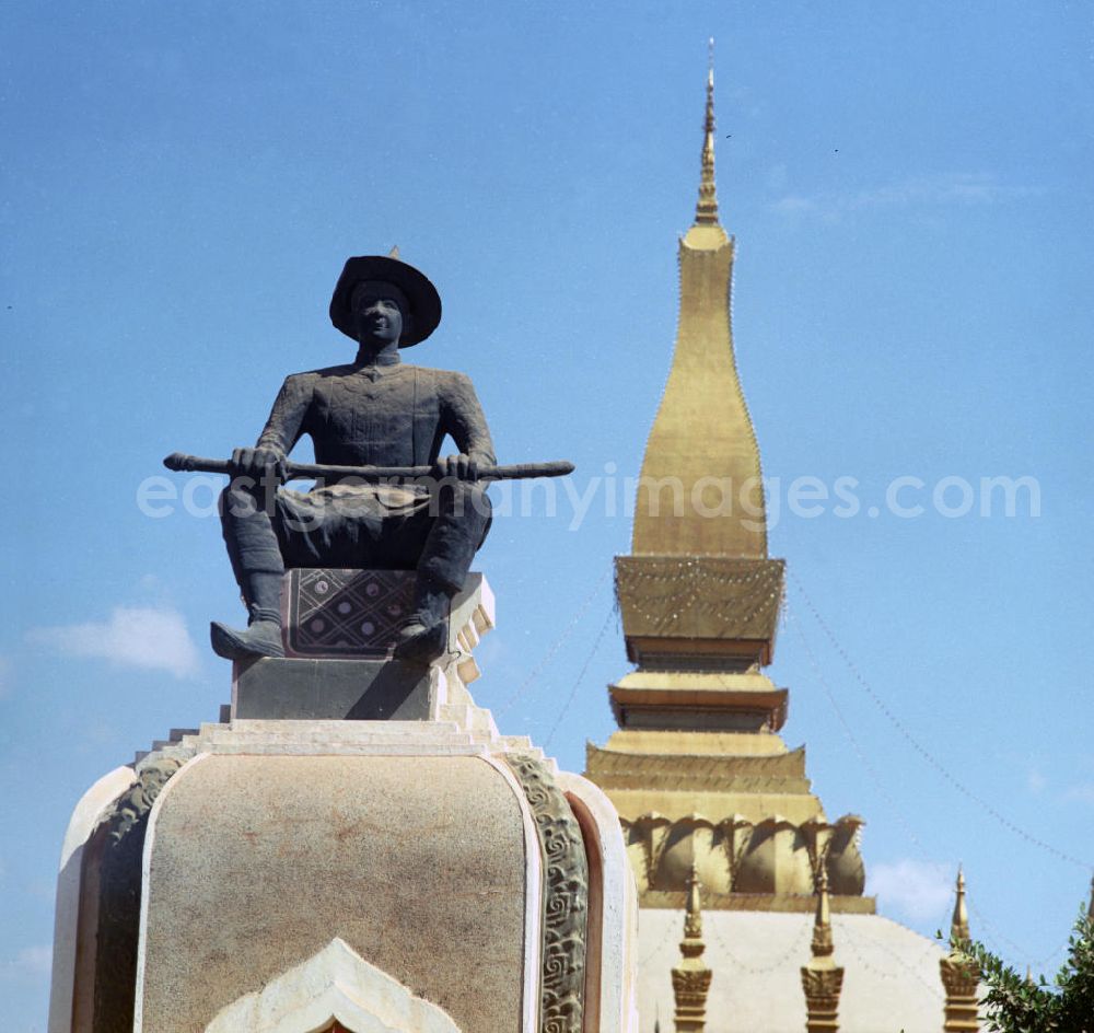 GDR picture archive: Vientiane - Statue des König Setthathirat vor der goldenen Stupa Pha That Luang in Vientiane, der Hauptstadt der Demokratischen Volksrepublik Laos.