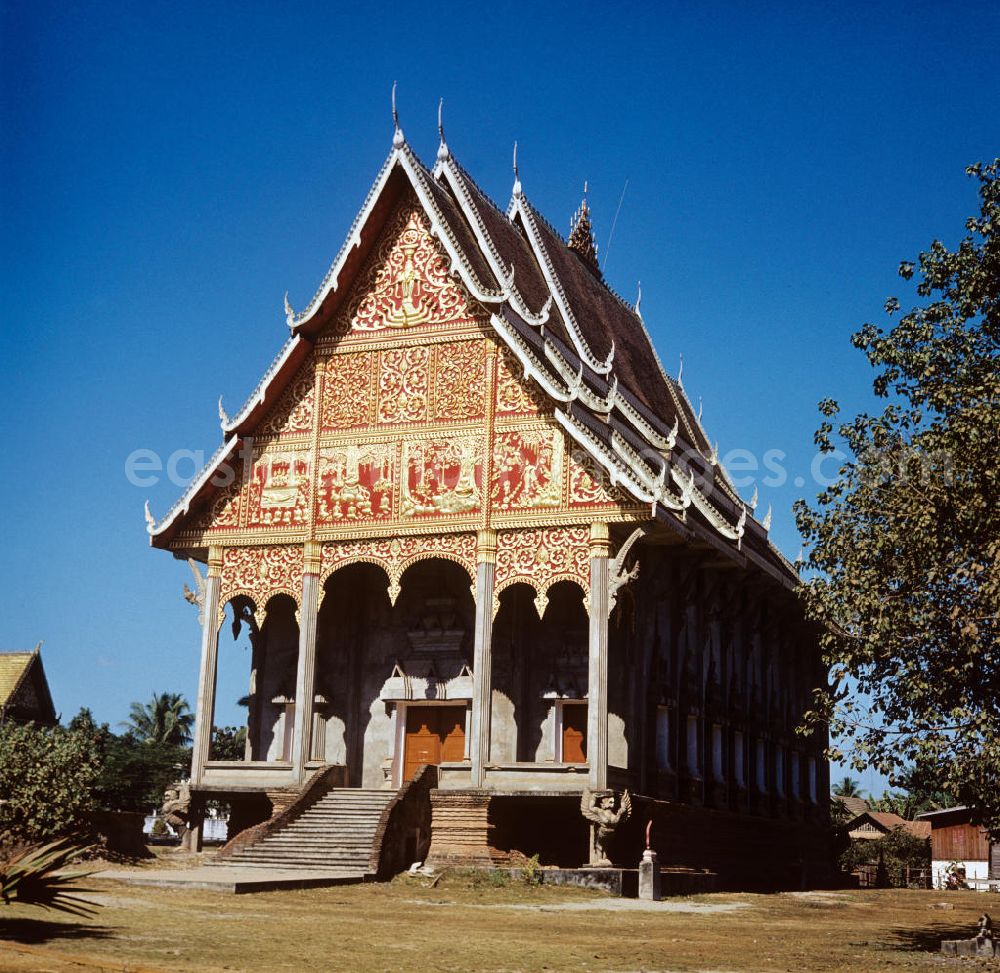GDR photo archive: Vientiane - Blick auf einen zur Stupa Pha That Luang gehörenden Tempel in Vientiane, der Hauptstadt der Demokratischen Volksrepublik Laos.