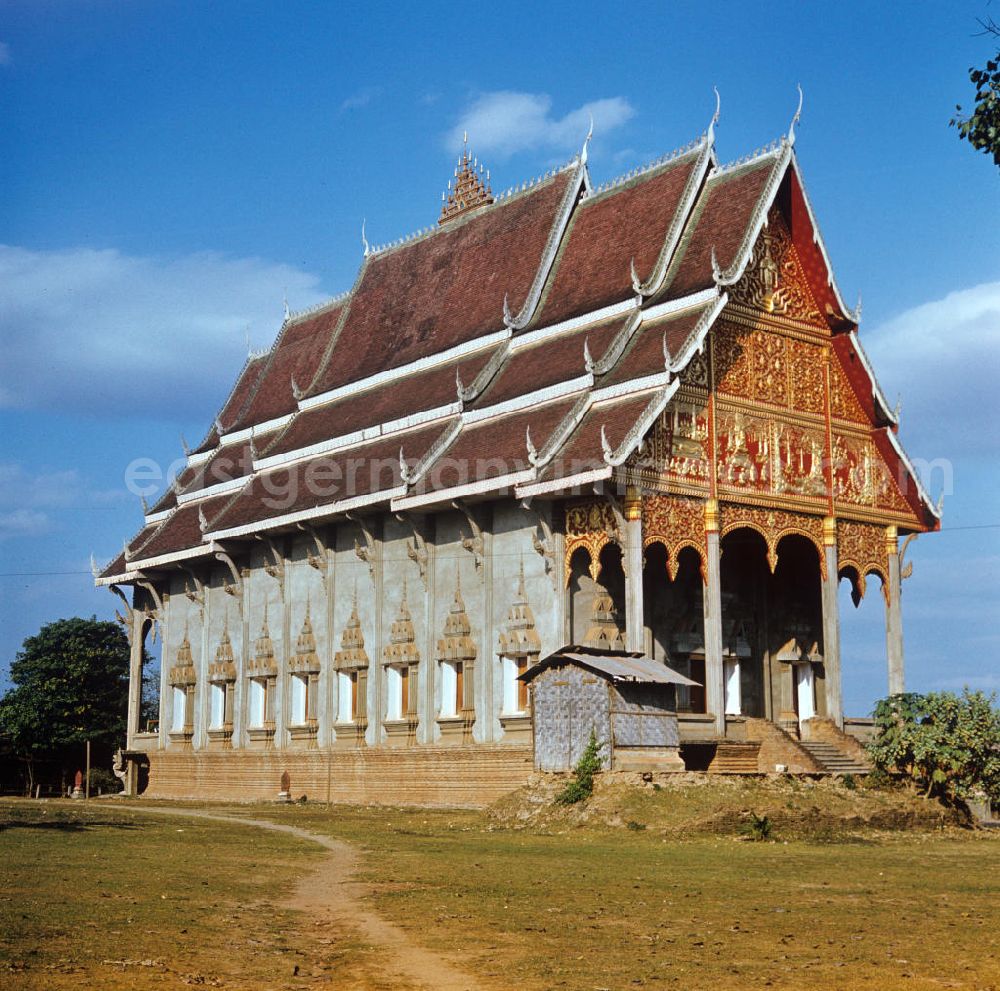 GDR picture archive: Vientiane - Blick auf einen zur Stupa Pha That Luang gehörenden Tempel in Vientiane, der Hauptstadt der Demokratischen Volksrepublik Laos.