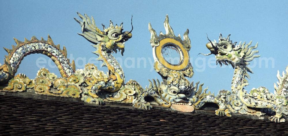 GDR image archive: Vientiane - Mythische Drachen auf dem Dach eines Tempels des Pha That Luang in Vientiane, der Hauptstadt der Demokratischen Volksrepublik Laos.