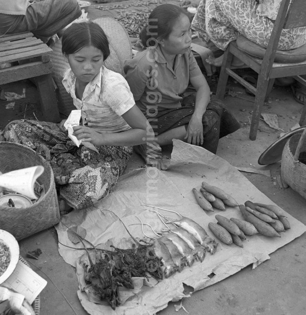 GDR image archive: Vientiane - Das Fleisch von Ratten wird auf dem Markt in Vientiane, der Hauptstadt der Demokratischen Volksrepublik Laos, angeboten.