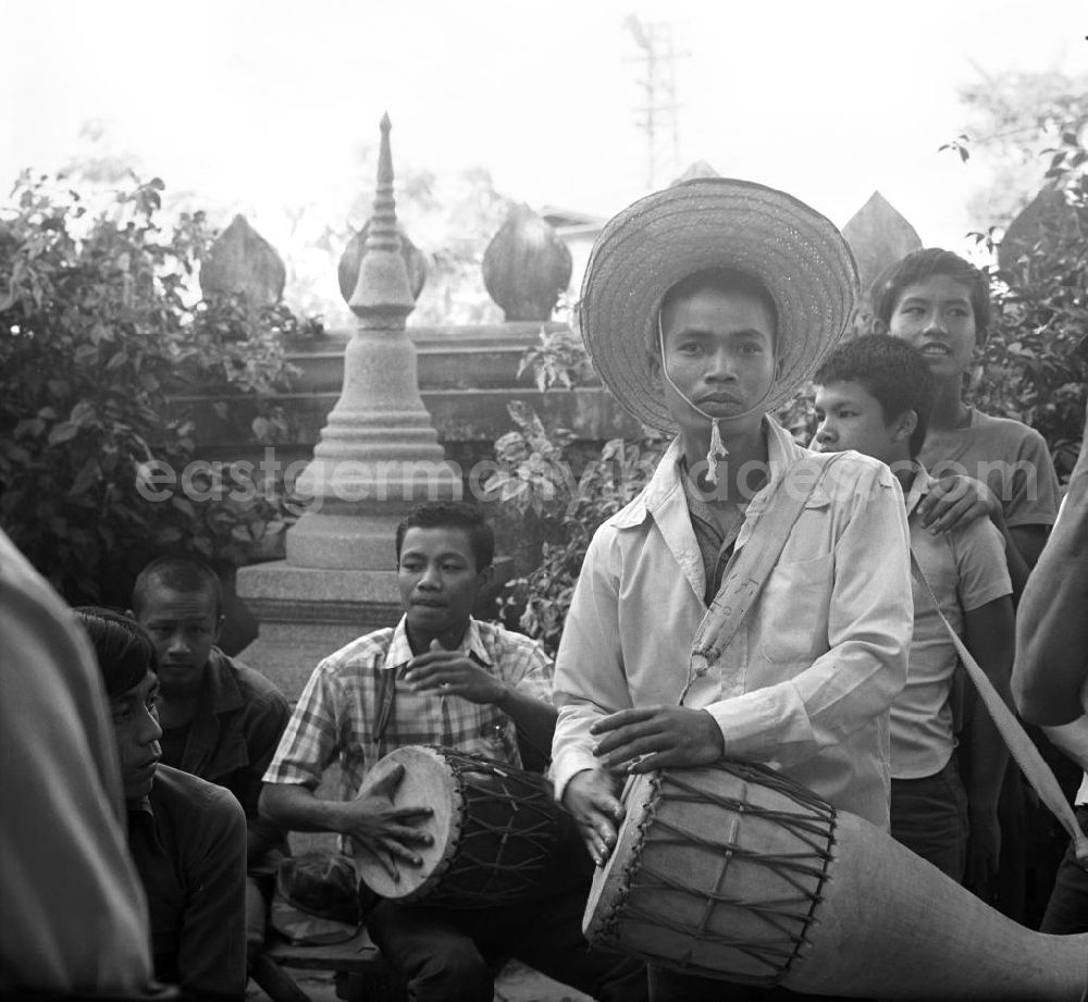 GDR photo archive: Vientiane - Ein feierlicher Empfang erwartet die umerzogenen Rückkehrer von der Frauen- und Männerinsel in Vientiane in der Demokratischen Volksrepublik Laos. Das Nam Ngum Reservoir entstand mit der Fertigstellung des gleichnamigen Staudamms im Jahr 1971. Die im See liegenden Inseln dienten in den 7